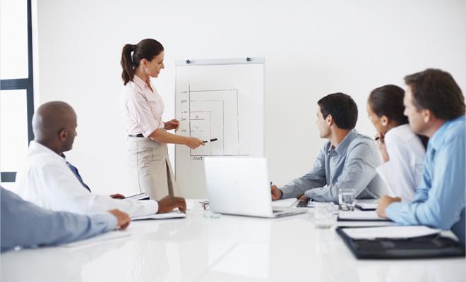 與團(tuán)隊(duì)成員、行業(yè)專(zhuān)家和潛在用戶(hù)討論解決方案